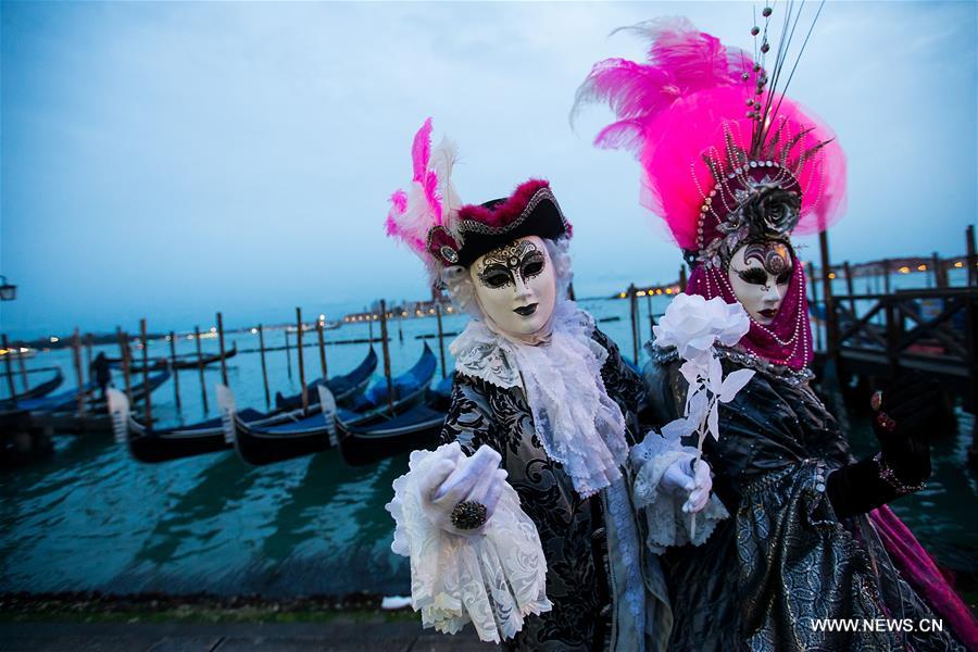 ITALY-VENICE-CARNIVAL-REVELERS