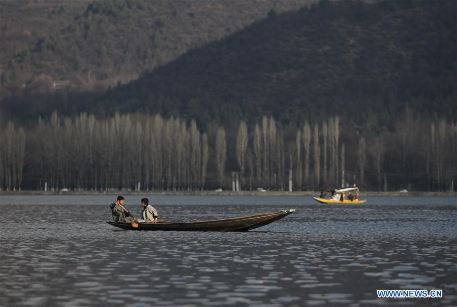 INDIAN-CONTROLLED KASHMIR-SRINAGAR-DAL LAKE-DAILY LIFE