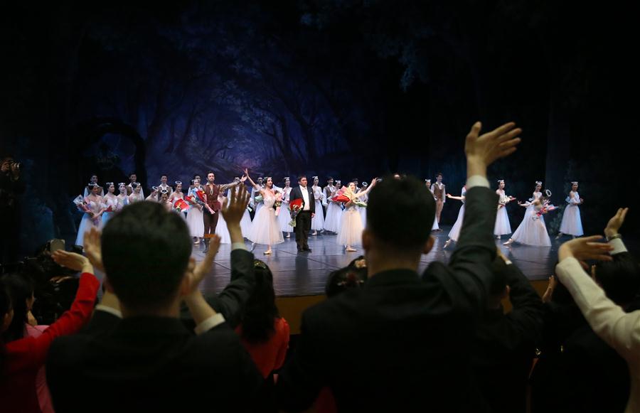 DPRK-PYONGYANG-CHINESE ART TROUPE-BALLET