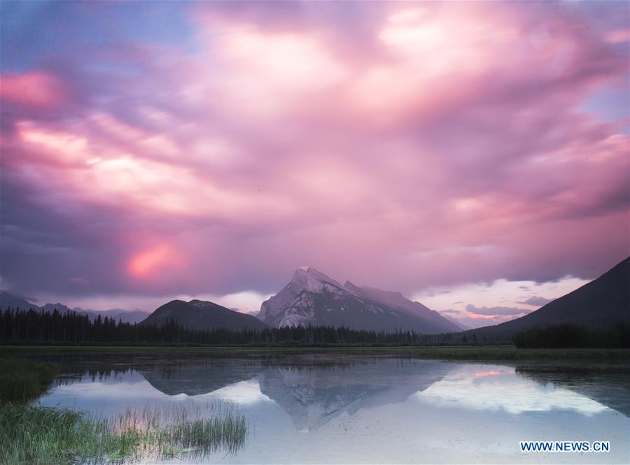 CANADA-ROCKY MOUNTAINS-SUMMER-SCENERY