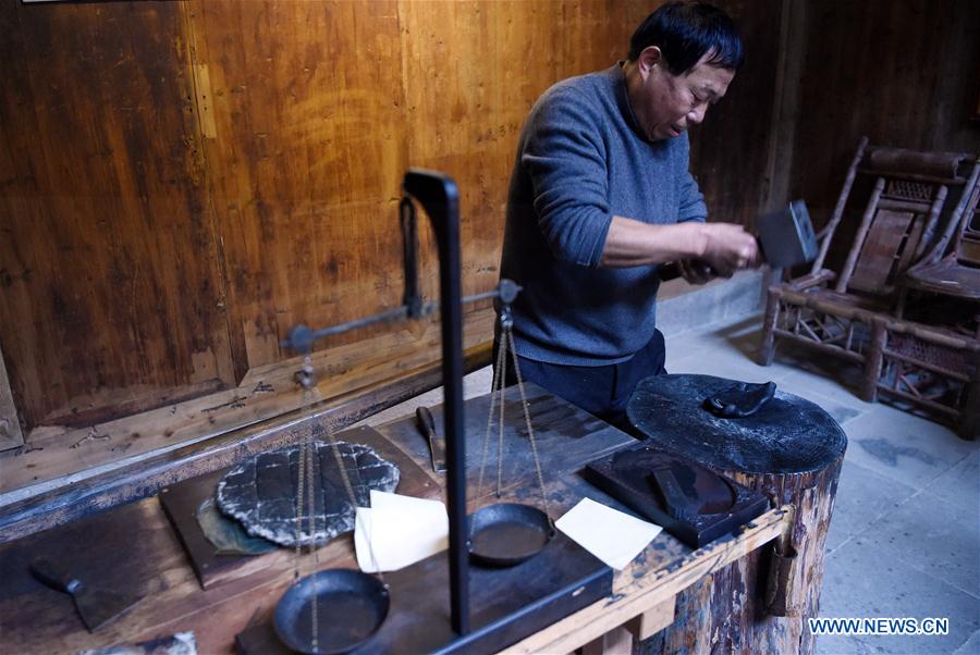 CHINA-ANHUI-HUANGSHAN-HANDICRAFTS (CN)