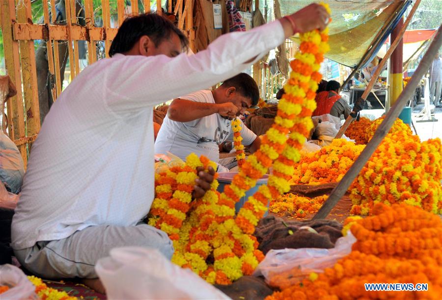 KASHMIR-DAILY LIFE-MARIGOLD GARLANDS