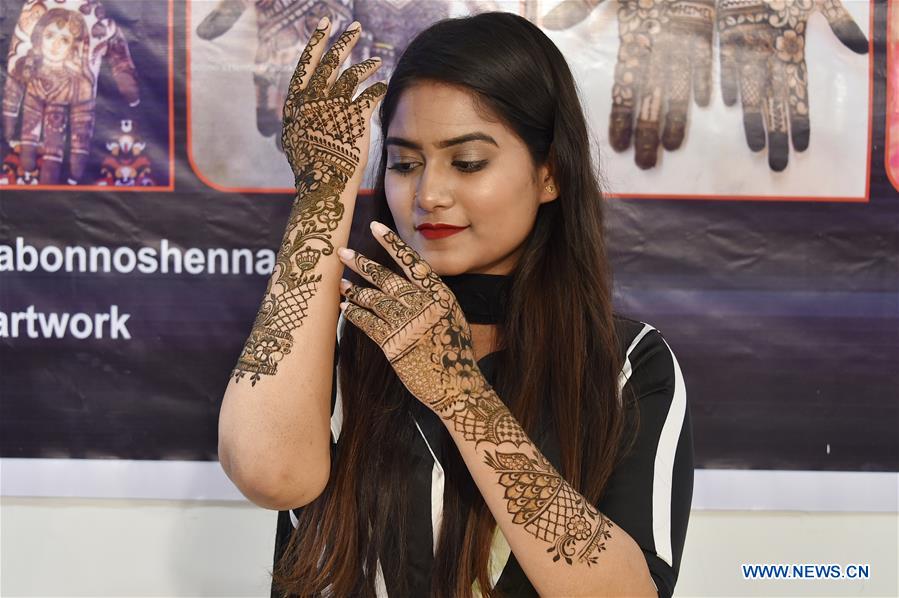 BANGLADESH-DHAKA-SKIN ART