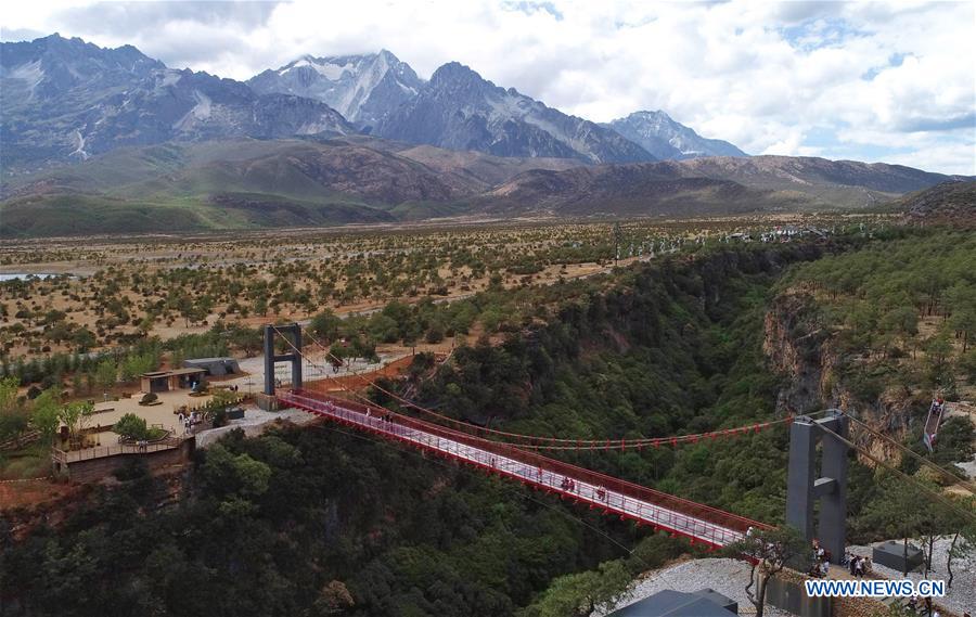 YUNNAN-LIJIANG-GLASS SKYWALK-TOURISM (CN)