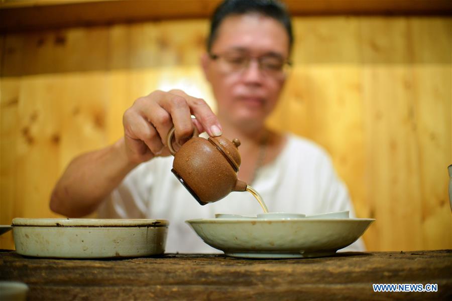 MALAYSIA-KUALA LUMPUR-TEA MASTER