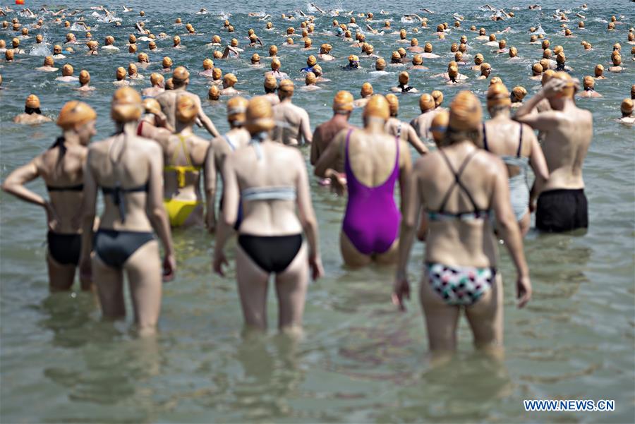 SWITZERLAND-ZURICH-LAKE CROSSING-SWIMMING