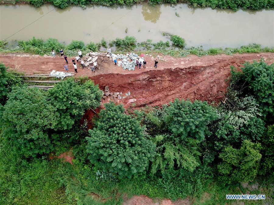 CHINA-HUNAN-XIANGTAN-FLOOD FIGHTING (CN)