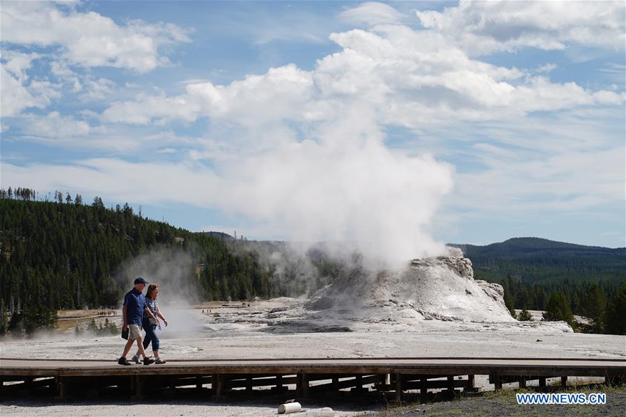 U.S.-YELLOWSTONE NATIONAL PARK-SCENERY