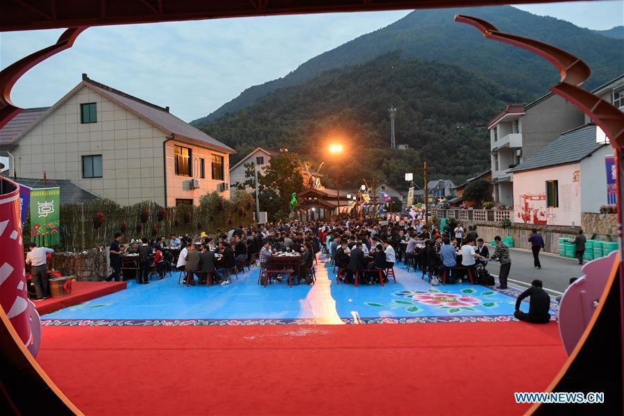 CHINA-ZHEJIANG-ESHAN-LONG-TABLE BANQUET (CN)