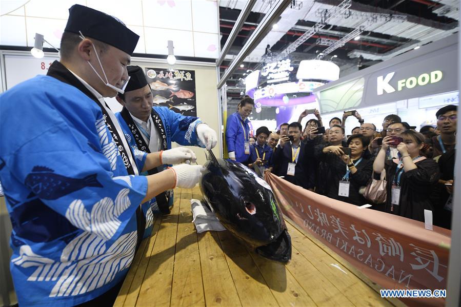 (CIIE)CHINA-SHANGHAI-CIIE-FOOD-JAPAN-TUNA DISINTEGRATING SHOW (CN)