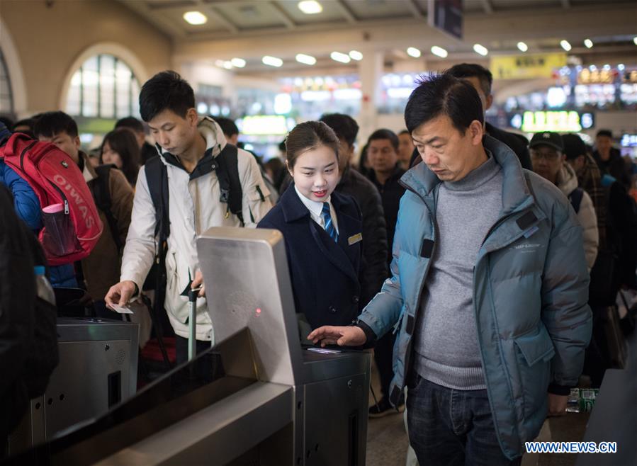 CHINA-HUBEI-SPRING FESTIVAL TRAVEL RUSH-WORKERS BEHIND THE SCENES (CN)