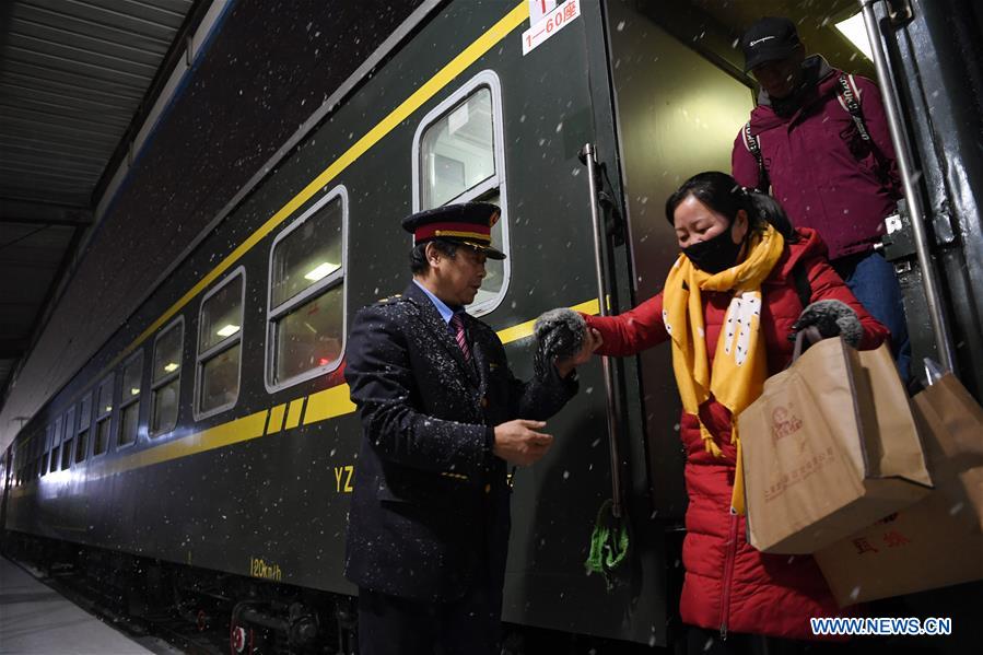 CHINA-GANSU-SPRING FESTIVAL TRAVEL RUSH-ORDINARY TRAIN (CN)