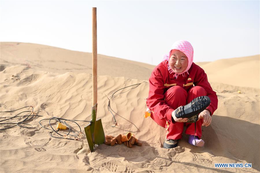 CHINA-XINJIANG-TAKLIMAKAN DESERT-OIL WORKER (CN)