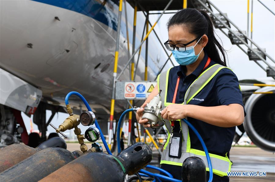 CHINA-HAINAN-HAIKOU-AIRPLANES-FEMALE MAINTENANCE ENGINEERS (CN)