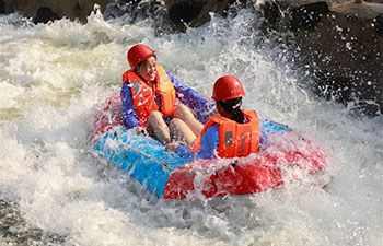 People enjoy summer leisure time across China