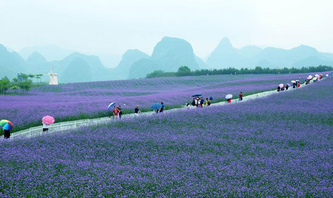 People enjoy Labor Day holiday across China