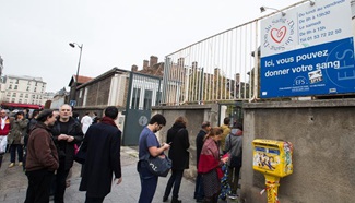 People donate blood for injured persons in Paris attacks