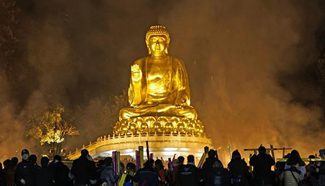 People in SW China burn incense and pray for lunar New Year