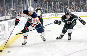 Edmonton Oilers beats Los Angeles Kings 4-3 at NHL hockey game