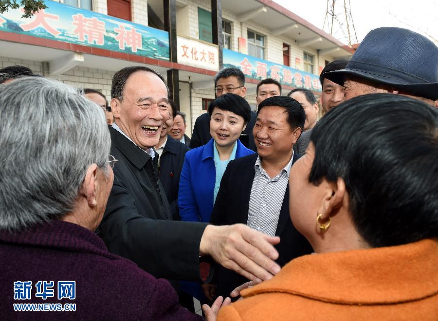 3月27日至28日，中共中央政治局常委、中央纪委书记王岐山到河南省调研，并主持召开座谈会。这是3月27日王岐山在河南林州姚村镇冯家口村同村民亲切交谈。 新华社记者 饶爱民 摄