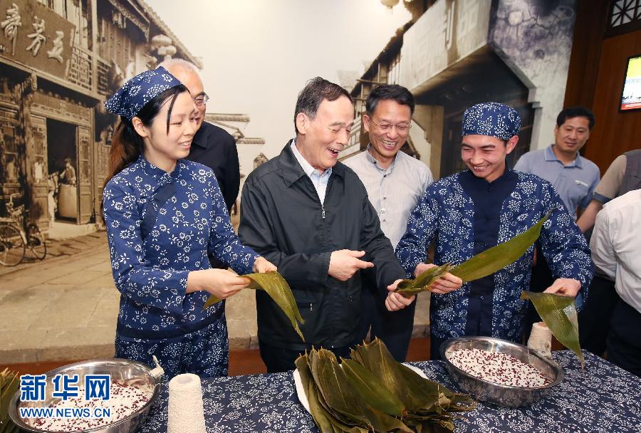 5月8日至10日，中共中央政治局常委、中央纪委书记王岐山到浙江省调研，并主持召开部分省区市纪委书记座谈会。这是5月8日，王岐山在嘉兴五芳斋实业股份有限公司考察。新华社记者 姚大伟 摄 