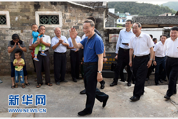 9月24日至26日，中共中央政治局常委、中央纪委书记王岐山在福建调研。这是9月24日，王岐山在连城县红四军革命旧址参观时，向附近的村民挥手致意。新华社记者张铎摄