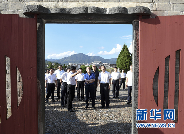 9月24日至26日，中共中央政治局常委、中央纪委书记王岐山在福建调研。这是9月24日，王岐山在上杭县古田镇参观古田会议会址。新华社记者张铎摄