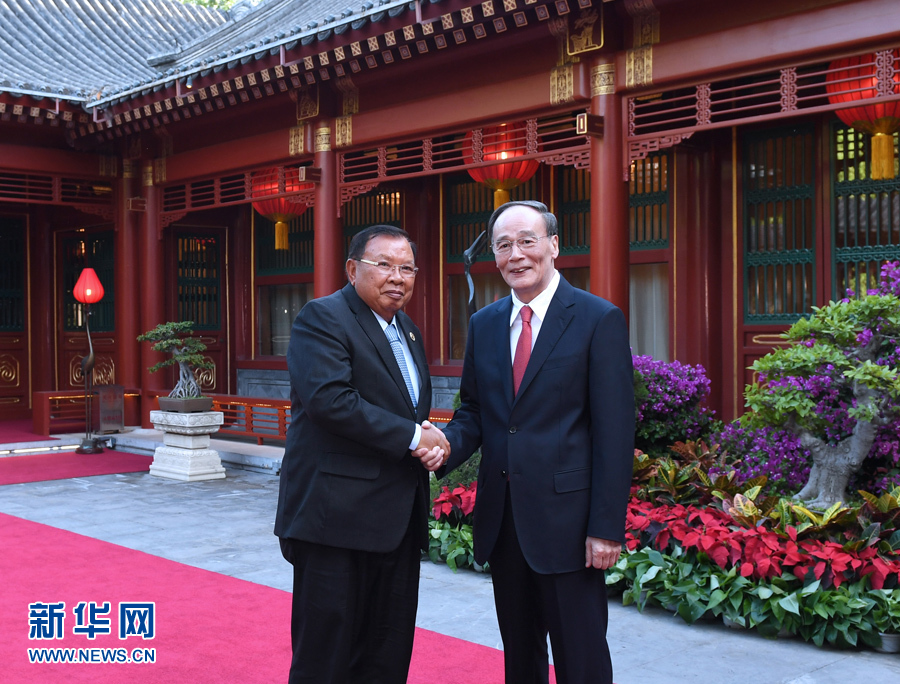 5月13日，中共中央政治局常委、中央纪委书记王岐山在北京钓鱼台国宾馆会见老挝人民革命党中央总书记、国家主席本扬。 新华社记者 饶爱民摄