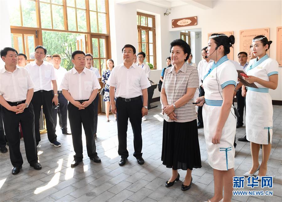 6月25日，全国民族团结进步创建经验交流现场会在内蒙古兴安盟召开，中共中央政治局委员、国务院副总理刘延东出席会议并讲话。在内蒙古期间，刘延东考察内蒙古人民代表会议旧址即“五一会址”，深入社区看望各族干部群众。这是刘延东考察“五一会址”。新华社记者 陈晔华 摄