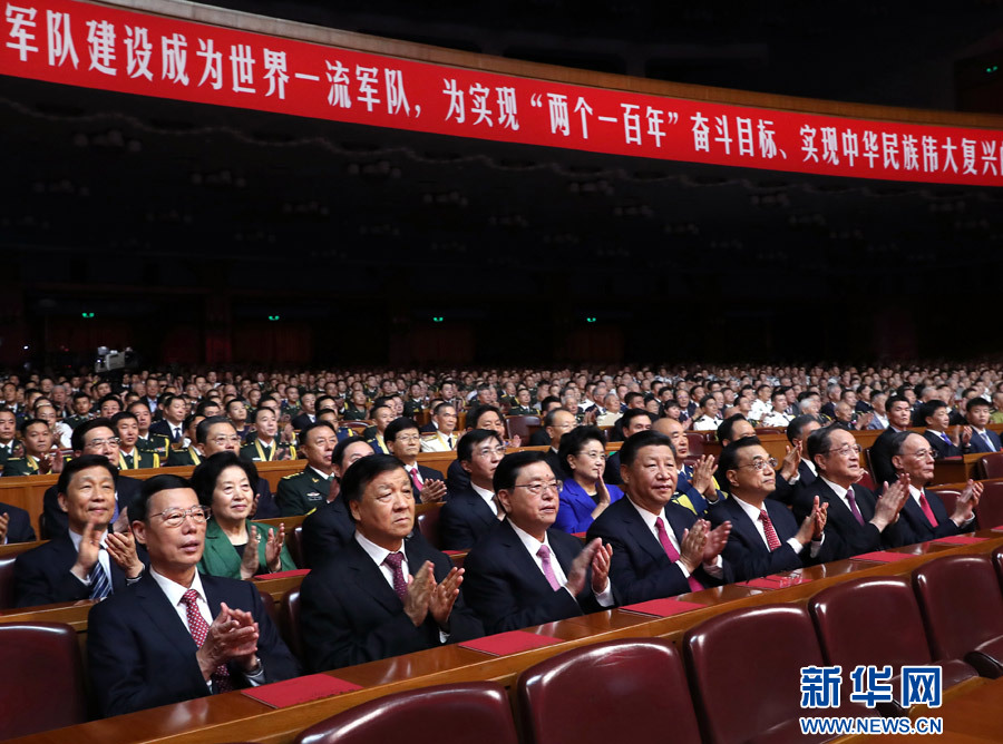 7月28日，庆祝中国人民解放军建军90周年文艺晚会《在党的旗帜下》在北京人民大会堂举行。中共中央总书记、国家主席、中央军委主席习近平和李克强、张德江、俞正声、刘云山、王岐山、张高丽等党和国家领导人，与首都3000多名各界群众一起观看演出。新华社记者 马占成 摄