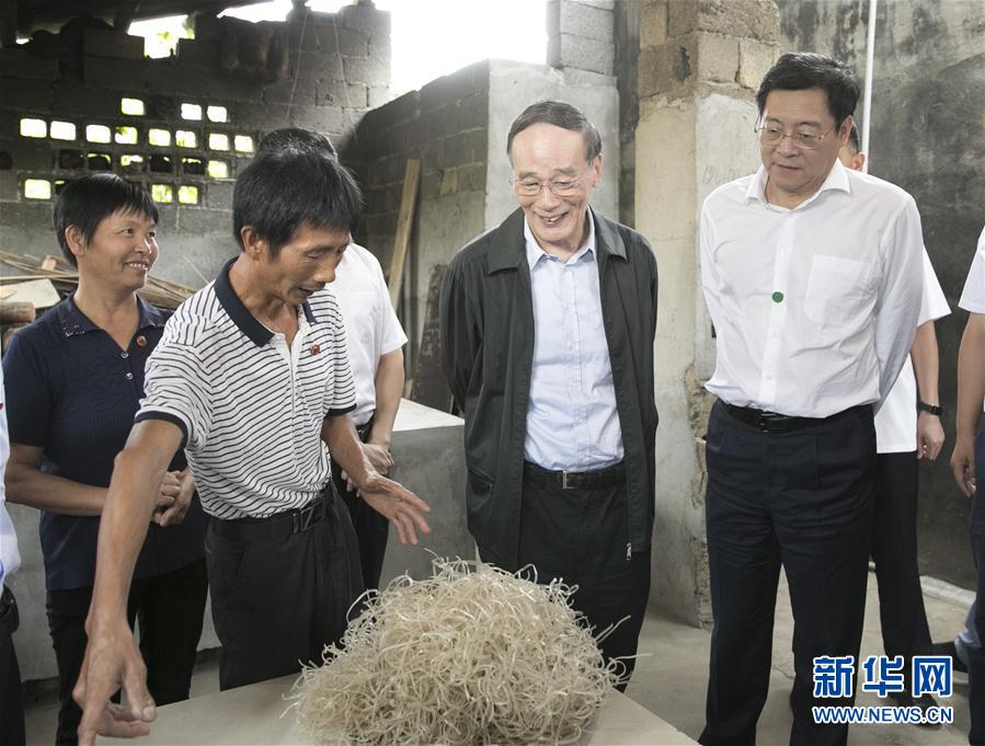 9月3日至5日，中共中央政治局常委、中央纪委书记、中央巡视工作领导小组组长王岐山在湖南省调研并主持召开巡察工作座谈会。这是9月4日，王岐山在浏阳市官桥镇石灰嘴村贫困户家中了解脱贫情况。新华社记者 王晔 摄

