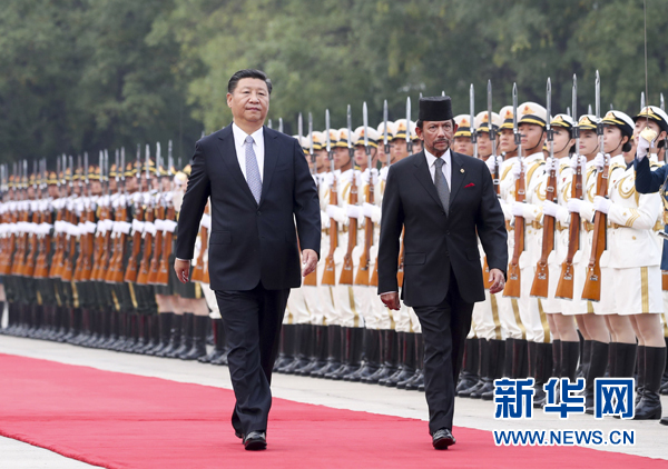 9月13日，国家主席习近平在北京人民大会堂同文莱苏丹哈桑纳尔举行会谈。这是会谈前，习近平在人民大会堂东门外广场为哈桑纳尔举行欢迎仪式。新华社记者 谢环驰 摄