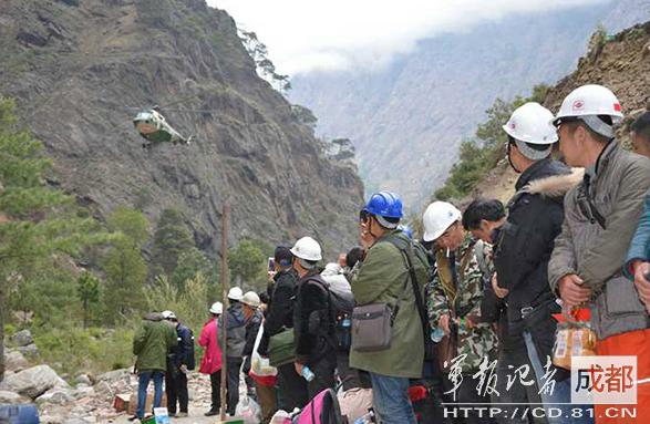 2015年4月，因地震被困尼泊尔的中国公民准备登机