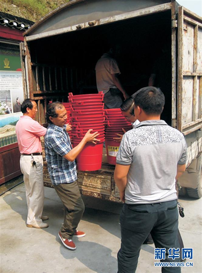 （两会·基层代表履职故事）（8）全国人大代表龙献文：幸福都是奋斗出来的!