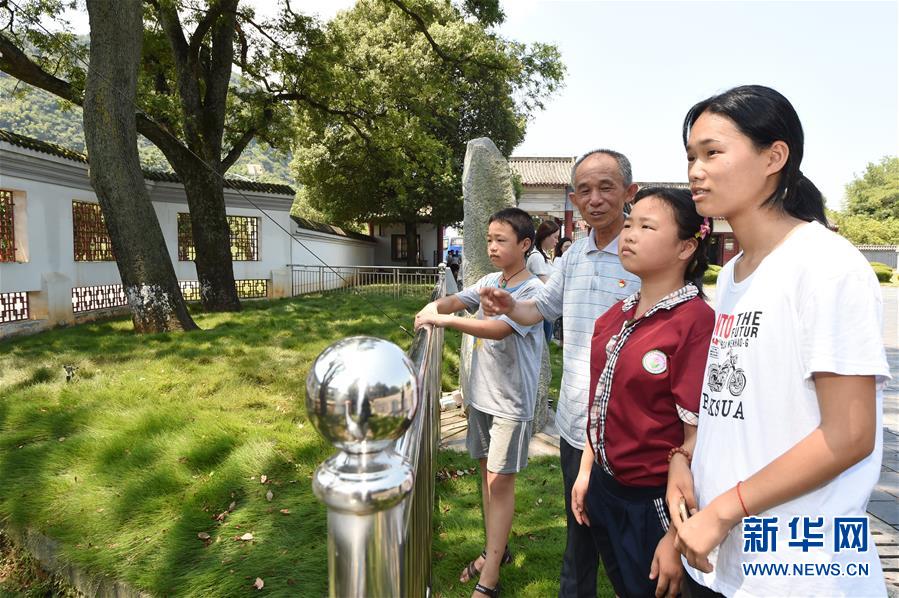 （壮丽70年·奋斗新时代——记者再走长征路·图文互动）（3）“红军树”下忆初心、守初心