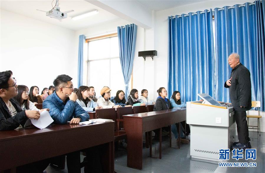 （新华全媒头条·图文互动）（2）沧海横流 信仰弥坚——记共产党员、湘潭大学九旬教授沧南