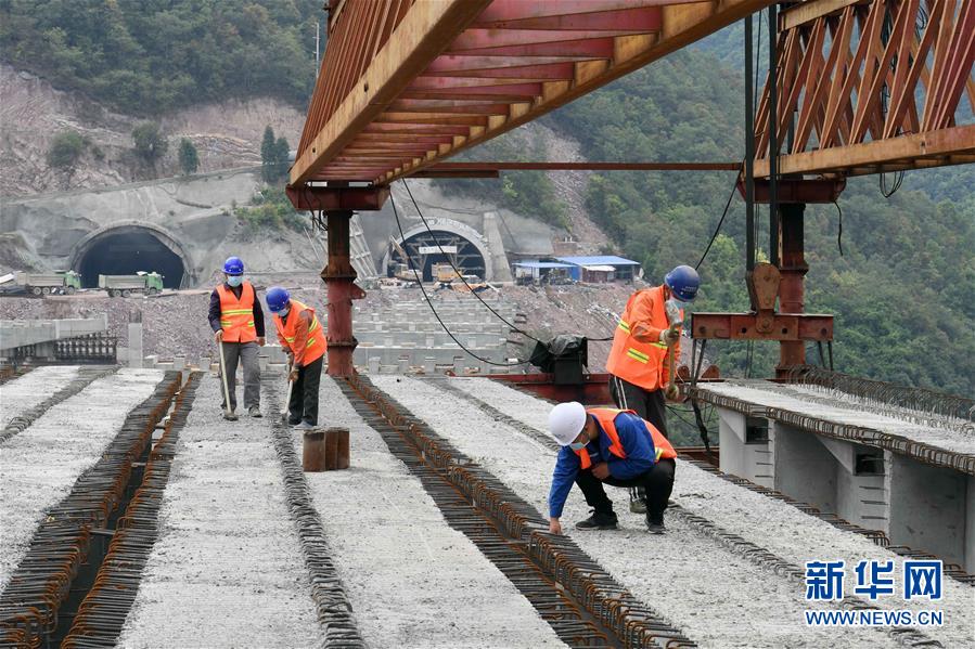 （经济）（5）昆楚高速公路岔河特大桥架梁忙