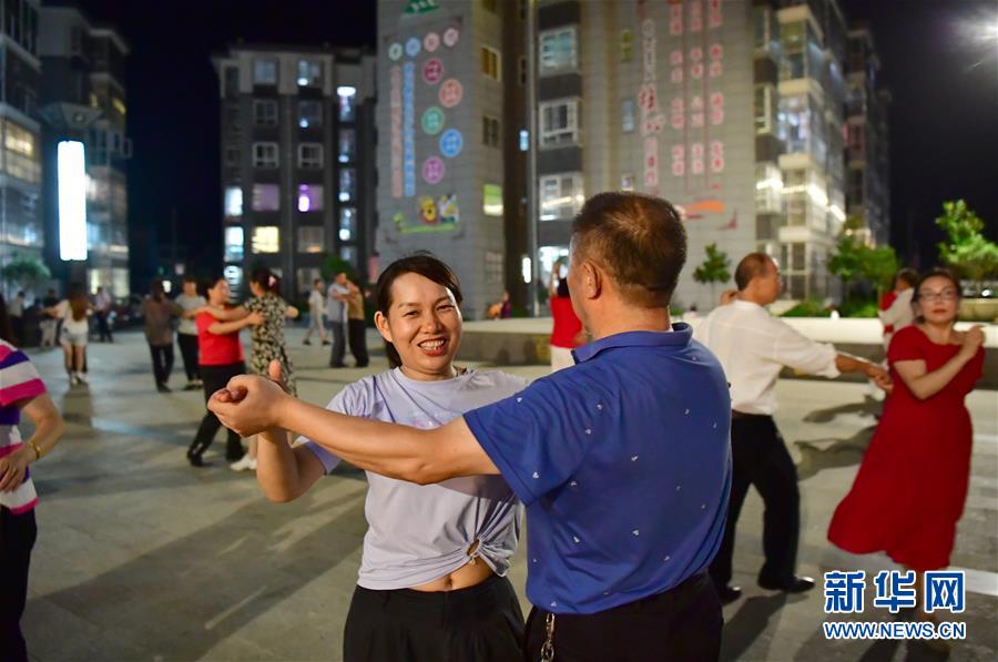 （走向我们的小康生活·图文互动）（3）“楼上过日子，楼下赚票子”——来自陕西安康的易地扶贫搬迁一线观察