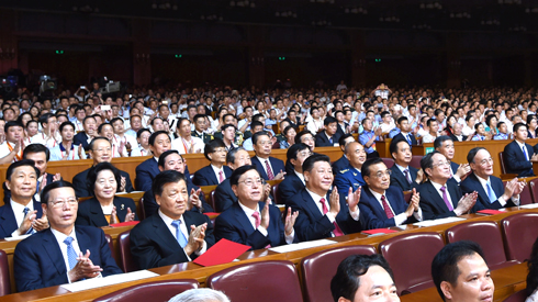 习近平等观看庆祝中国共产党成立95周年音乐会