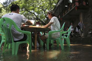 “水中茶馆”享清凉