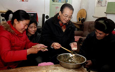 温家宝在山东与基层干部群众共度春节