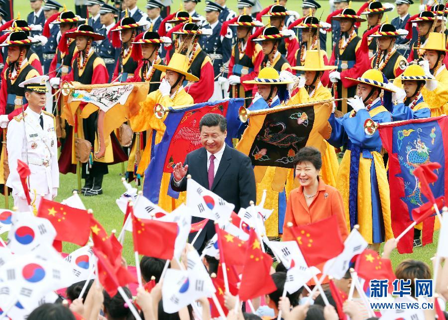 7月3日，国家主席习近平在首尔同韩国总统朴槿惠举行会谈?；崽盖?，朴槿惠在青瓦台总统府为习近平举行隆重欢迎仪式。 新华社记者姚大伟摄 