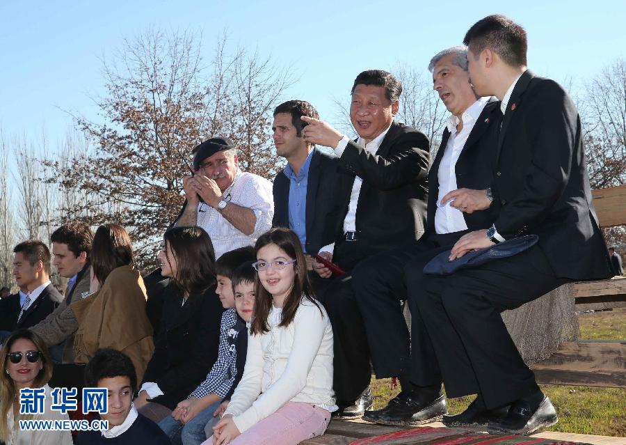 当地时间7月19日，正在对阿根廷进行国事访问的国家主席习近平参观共和国庄园，考察阿根廷农牧业，了解阿根廷农牧民文化特色。新华社记者刘卫兵摄