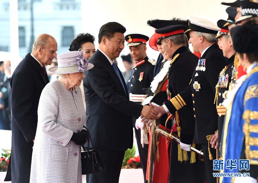 10月20日，对英国进行国事访问的国家主席习近平出席英国女王伊丽莎白二世在伦敦骑兵检阅场举行的隆重欢迎仪式。 新华社记者 饶爱民 摄