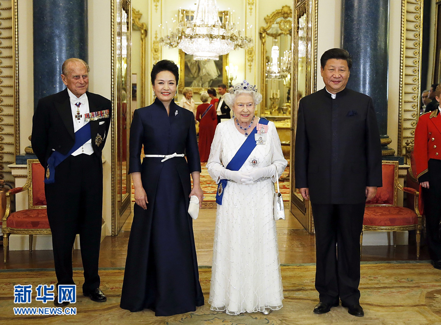 10月20日，国家主席习近平在伦敦白金汉宫出席英国女王伊丽莎白二世举行的欢迎晚宴。 新华社记者 鞠鹏 摄