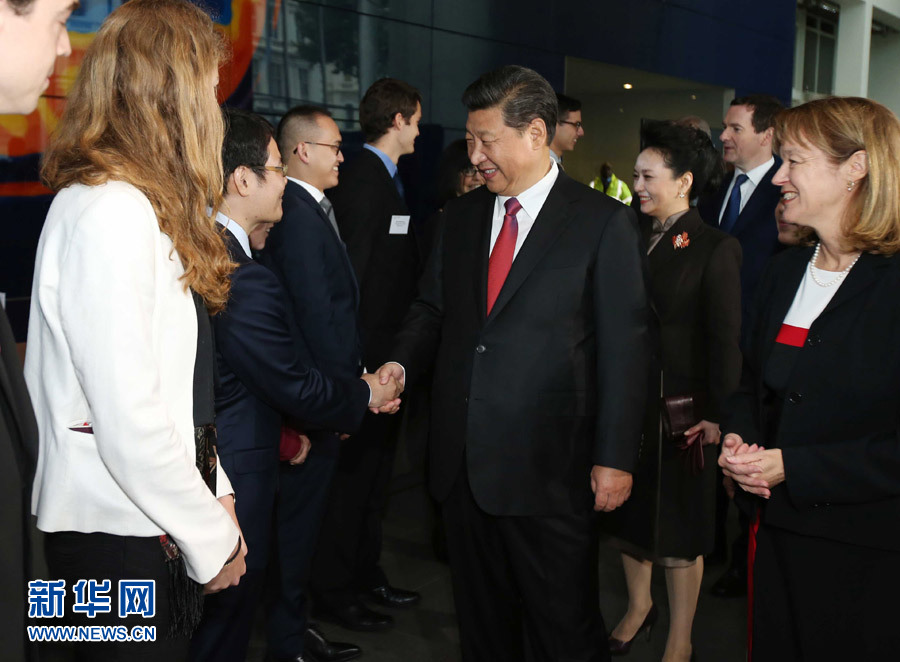 10月21日，国家主席习近平在伦敦参观帝国理工学院。 新华社记者姚大伟 摄