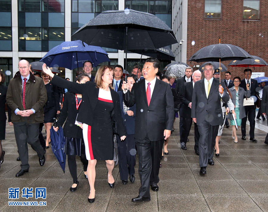 10月21日，国家主席习近平在伦敦参观帝国理工学院。 新华社记者姚大伟 摄