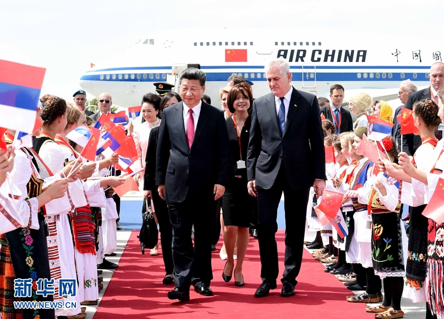 6月17日，国家主席习近平乘专机抵达贝尔格莱德，开始对塞尔维亚共和国进行国事访问。习近平和夫人彭丽媛在机场受到塞尔维亚总统尼科利奇夫妇的热情迎接。新华社记者 饶爱民 摄