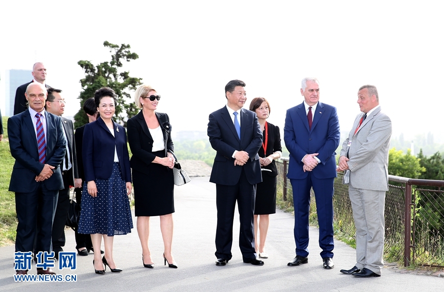 6月17日，中国国家主席习近平和夫人彭丽媛在塞尔维亚总统尼科利奇夫妇陪同下参观具有悠久历史的贝尔格莱德卡莱梅格丹公园。 新华社记者 马占成 摄