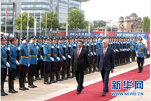 6月18日，国家主席习近平出席塞尔维亚总统尼科利奇在贝尔格莱德举行的隆重欢迎仪式。 新华社记者马占成摄